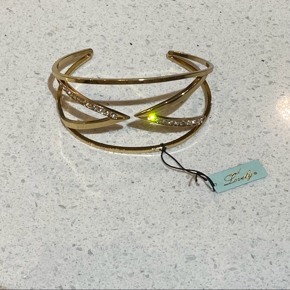 NWT GOLD WITH DIAMOND LIKE CUFF BRACELET - Picture 3 of 3